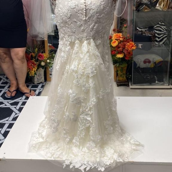 Wedding Dress - Picture 2 of 6